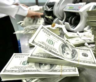 Dự đoán giá USD đến cuối năm nay chỉ vào khoảng trên dưới 18.500 VND/USD, tức là tăng khoảng 5,8% so với năm ngoái - Ảnh: Reuters.