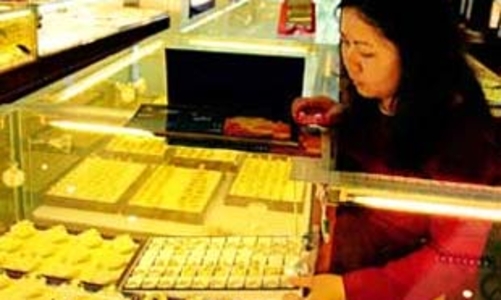 Giá vàng trong nước tăng mạnh, giá dầu ì ạch đi lên