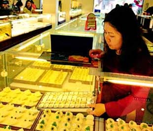 Khoảng cách giữa giá mua và giá bán tại một số tiệm vàng lớn tại Hà Nội trong tuần này chỉ còn 8.000-9.000 đồng/chỉ, so với mức 20.000 đồng/chỉ hồi trước Tết.