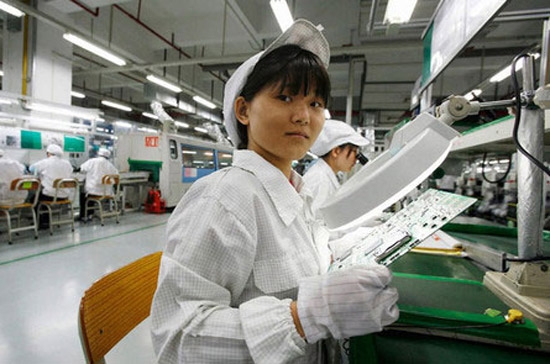 Một nữ nhân viên làm việc trong nhà máy của Foxconn ở Trung Quốc.