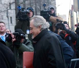 Bernard Madoff trong vòng vây của báo chí, ngày 14/1 vừa qua - Ảnh: Getty Images.