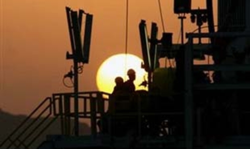 Giá dầu lên gần 72 USD/thùng, giá vàng “bất động”