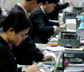 Hiện tại, một số tổ chức, cá nhân có nhu cầu thành lập ngân hàng mới, như đề án thành lập Ngân hàng Vân Phong, Tín Nghĩa, Liên Việt, Dầu khí... - Ảnh: Việt Tuấn.