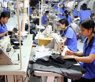 Song song với vấn đề mất việc làm thì tình trạng khan hiếm lao động vẫn xảy ra.