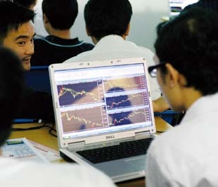 Nếu liệt kê các thông tin tích cực lẫn tiêu cực, thực sự vẫn chưa có một thông tin nào có sức nặng có thể tạo nên một sóng tăng ngắn hạn theo diễn biến bình thường - Ảnh: Việt Tuấn.