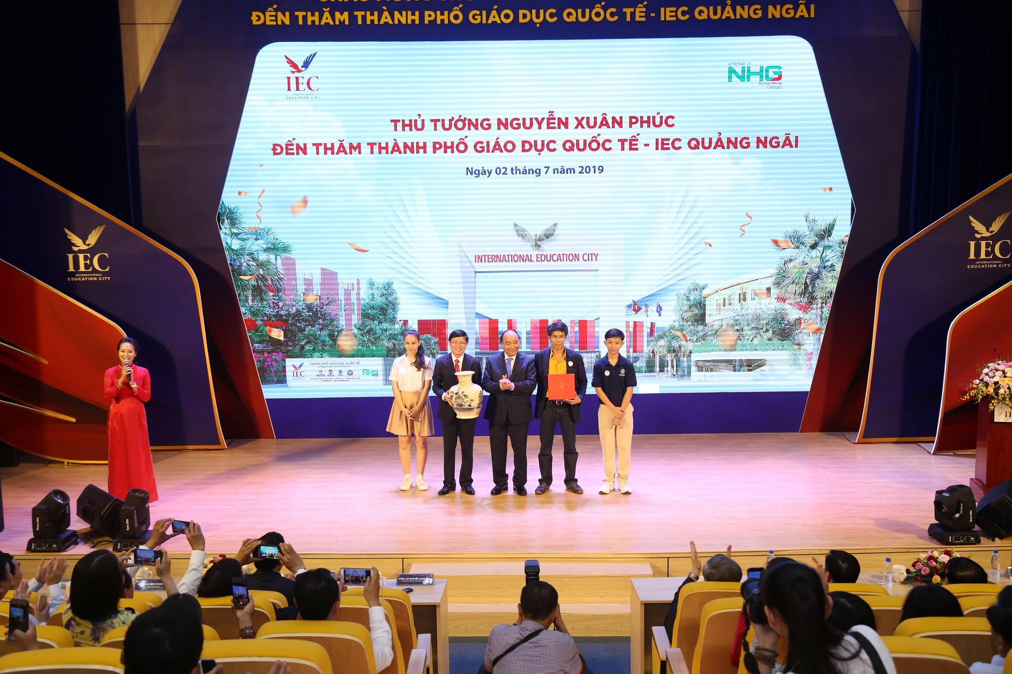 Thủ tướng thăm tổ hợp giáo dục quốc tế IEC Quảng Ngãi - Ảnh 3.