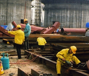 Mặc dù mỗi nước có một quy định, chính sách riêng nhưng tinh thần chung vẫn là người lao động có quyền chuyển đổi nơi làm việc, sau thời gian theo quy định mà vẫn không có chủ mới  tiếp nhận, lao động mới phải chọn giải pháp về nước và sẽ được hỗ trợ vé máy bay, số tiền lương tương ứng với năm làm việc.