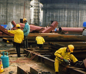 Mặc dù mỗi nước có một quy định, chính sách riêng nhưng tinh thần chung vẫn là người lao động có quyền chuyển đổi nơi làm việc, sau thời gian theo quy định mà vẫn không có chủ mới  tiếp nhận, lao động mới phải chọn giải pháp về nước và sẽ được hỗ trợ vé máy bay, số tiền lương tương ứng với năm làm việc.