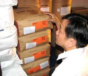 Kiểm tra sữa nguyên liệu tại công ty sản xuất sữa.