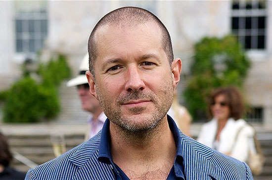 Sir Jonathan Ive là người chịu trách nhiệm đưa ra các hình mẫu cho máy tính bảng iPad và điện thoại iPhone - Ảnh: Telegraph.