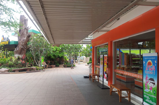 Nhìn từ góc độ này, không ai bảo đó là trạm xăng, dầu cho dù thực tế nó là như vậy - Ảnh: Vinh Nguyễn.