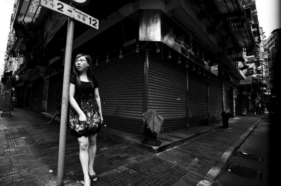 Không phải người nước ngoài nào đặt chân tới Hồng Kông đều nhận ra được thế giới buồn tẻ, u ám phía sau những tòa nhà lộng lẫy - Ảnh: SAI.