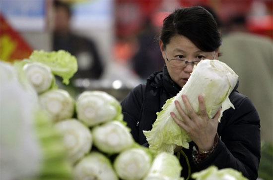 Ước tính, nhóm lương thực-thực phẩm chiếm khoảng 30% giá trị rổ hàng hóa tính giá tiêu dùng tại Trung Quốc - Ảnh: Reuters.