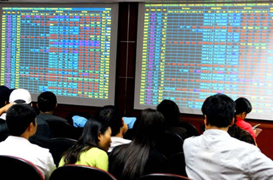 Trong bối cảnh bất động sản đi ngang với thanh khoản gần như bằng không, vàng chực chờ đổ dốc, ngoại tệ lại càng không phải là kênh đầu tư có bất kỳ triển vọng nào về sóng... thị trường chứng khoán liệu có phải là sự lựa chọn của các nhà đầu tư?