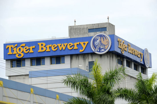 Một nhà máy bia Tiger ở Singapore - Ảnh: Bloomberg.
