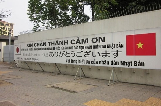 Tấm biểu ngữ phía trước Đại sứ quán Nhật Bản tại Hà Nội, nhằm bày tỏ sự biết ơn sự hỗ trợ của người dân Việt Nam và bạn bè quốc tế đối với Nhật Bản sau thảm họa kép động đất - sóng thần.