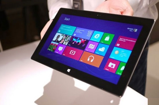 Cách đây ít ngày, Microsoft trình làng Surface, chiếc máy tính bảng  với màn hình 10,6 inch, nặng có 1,5 pound và có một tấm bảo vệ màn hình có thể tháo rời và sử dụng như một bàn phím.