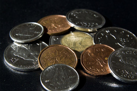 Mỗi đồng xu 1 cent, có in hình Nữ hoàng Elizabeth đệ nhị và lá phong, tiêu tốn của Chính phủ Canada 1,6 cent để sản xuất - Ảnh: Bloomberg.