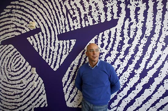 Irving, người từng làm việc cho Microsoft, đã đầu quân vào Yahoo kể từ năm 2010, thời điểm công ty này đang nằm dưới sự lãnh đạo của bà Carol Bartz, người đã bị sa thải hồi tháng 9 năm ngoái.