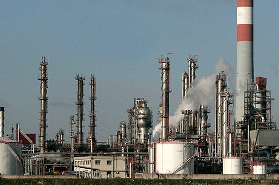 Ngoài các thành viên của Tổ chức Các quốc gia xuất khẩu dầu mỏ (OPEC), nhiều nước khác cũng đang nắm trong tay một lượng lớn dầu thô - Ảnh: CNBC.