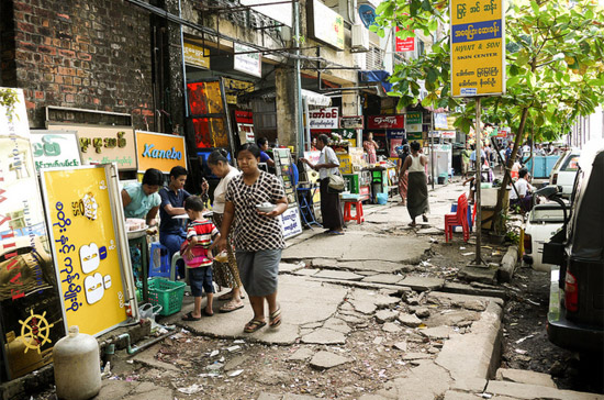 Trên một đường phố ở Yangoon, Myanmar.