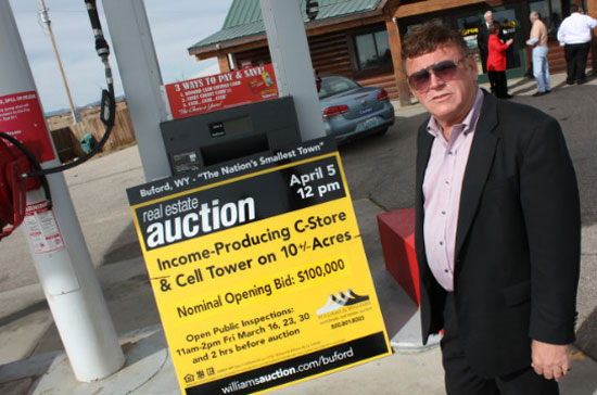 Ông Don Sammons tại địa điểm tổ chức buổi bán đấu giá thị trấn Buford ngày 5/4.