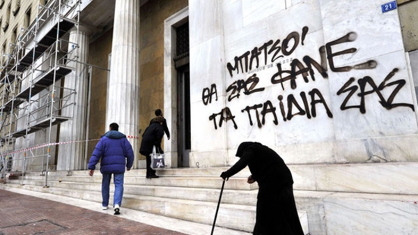 Dân Hy Lạp đánh tháo tiền khỏi ngân hàng