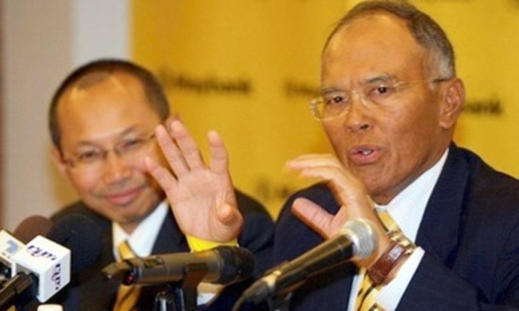 CEO Datuk Seri Wahid Omar (trái) và Chủ tịch Tan Sri Megat Zaharuddin Megat Mohd Nor của Maybank tại buổi họp báo nói về khoản nợ của Vinashin hôm 30/3 - Ảnh: The Star.