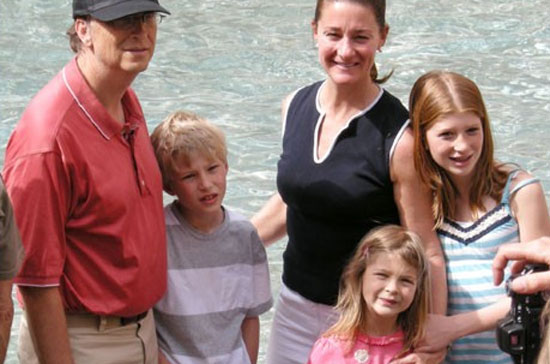 Gia đình tỷ phú Bill Gates. "Ông trùm" phần mềm này đã tuyên bố dành hầu hết gia sản cho sự nghiệp từ thiện.