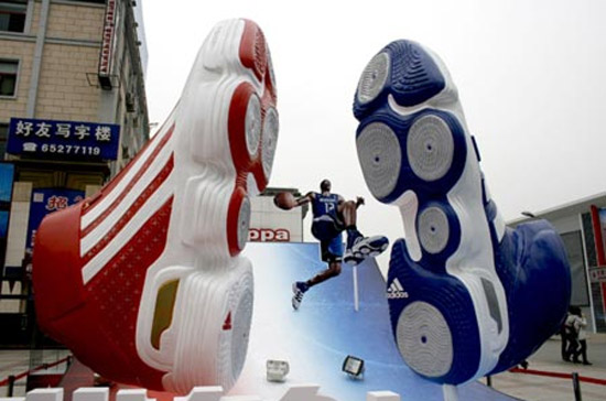 Một đôi giày Adidas siêu lớn trưng bày ở khu mua sắm Vương Phủ Tỉnh, Bắc Kinh, Trung Quốc.