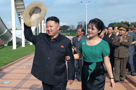 Hãng tin Yonhap của Hàn Quốc tiết lộ, đệ nhất phu nhân Triều Tiên sinh năm 1989, từng học hát ở Trung Quốc.