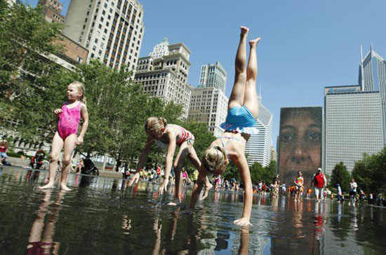 Nhiều người dân ở miền đông nước Mỹ đang chịu ảnh nắng nóng - Ảnh: AP