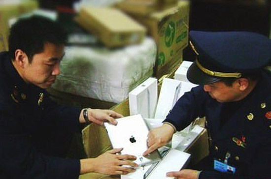 Nhà chức trách Trung Quốc tiến hành thu giữ các sản phẩm iPad tại các cửa hàng bán lẻ ở thành phố Thạch Gia Trang - Ảnh: Heibei Youth Daily.