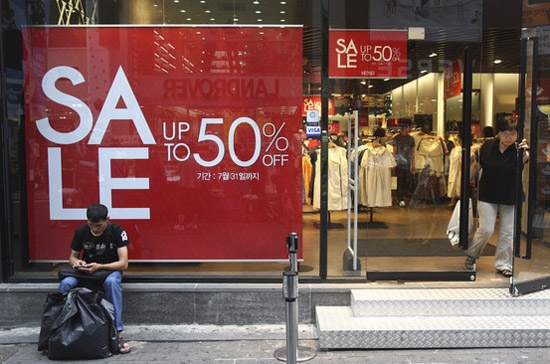 Nhu cầu của người tiêu dùng và các doanh nghiệp ở châu Á đang đồng loạt suy giảm - Ảnh: WSJ.