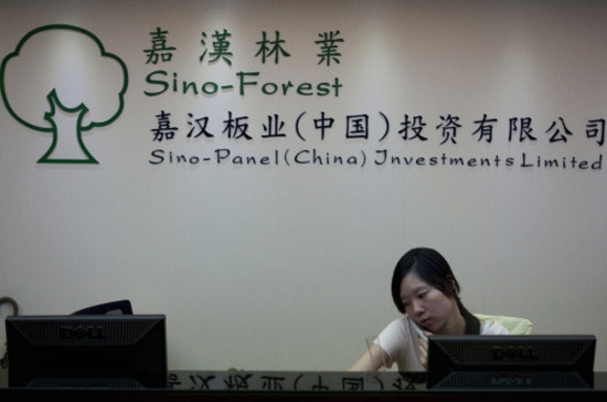 Một nhân viên trực điện thoại tại trụ sở của Sino-Forest ở Quảng Đông, Trung Quốc - Ảnh: The Globe and Mail.