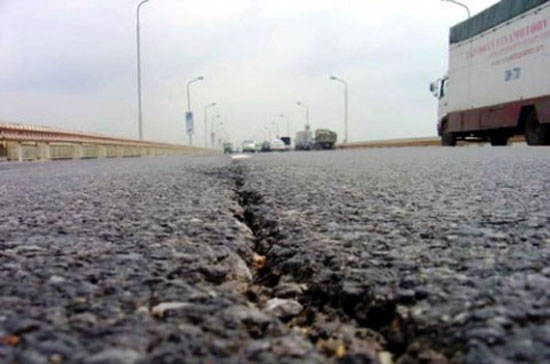 Được chỉ định thầu, mặt cầu Thăng Long đã bị hư hỏng nặng sau vài tháng sửa chữa.