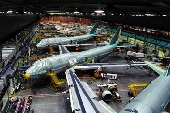 Bên trong một nhà máy lắp ráp máy bay của hãng Boeing.
