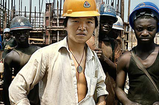 Dòng tiền đầu tư của Trung Quốc mang theo nhiều lao động nước này tới châu Phi - Ảnh: Time.