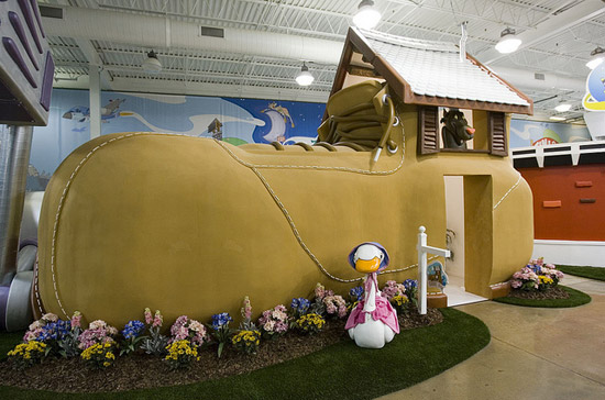 Một góc văn phòng của Invention Land có hình một chiếc giày da - Ảnh: THX/ Snapshots.