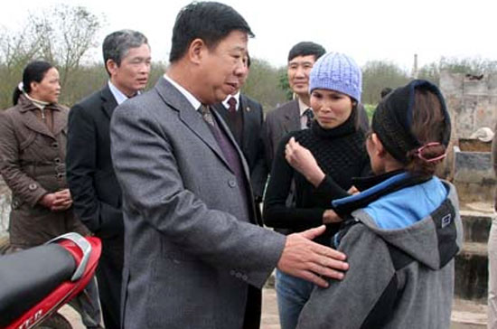 Phó chủ tịch UBND thành phố Hải Phòng Đan Đức Hiệp thăm hỏi, động viên thân nhân gia đình ông Đoàn Văn Vươn và ông Đoàn Văn Quý.