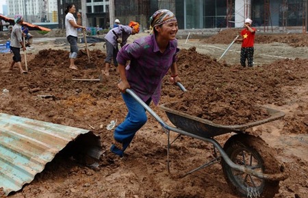 Sự giảm tốc tăng trưởng “mạnh và bất ngờ” diễn ra giữa lúc tăng trưởng tín dụng bị siết chặt gây tác động bất lợi tới các lĩnh vực sản xuất và xây dựng, đã khiến một số nhà đầu tư cảm thấy lo ngại về triển vọng tăng trưởng trong thời gian tới - Ảnh: Getty.