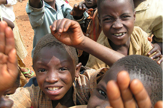 Internet liên kết các doanh nhân ở những nước nghèo với các nhà đầu tư ở các nước giàu thông qua các trang mạng môi giới cho vay các khoản tài chính nhỏ.