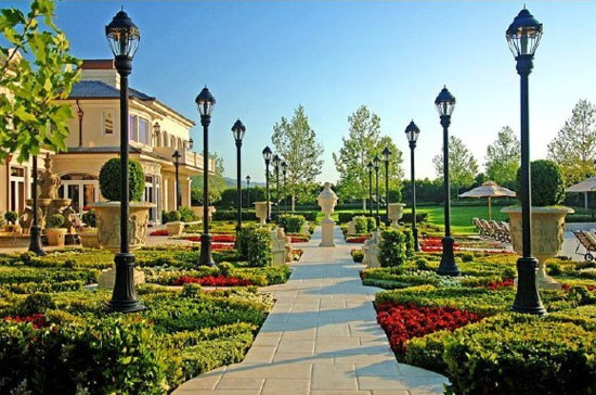 Tình trạng mất giá của bất động sản cao cấp trái ngược với xu hướng trên thị trường nhà đất Mỹ nói chung.