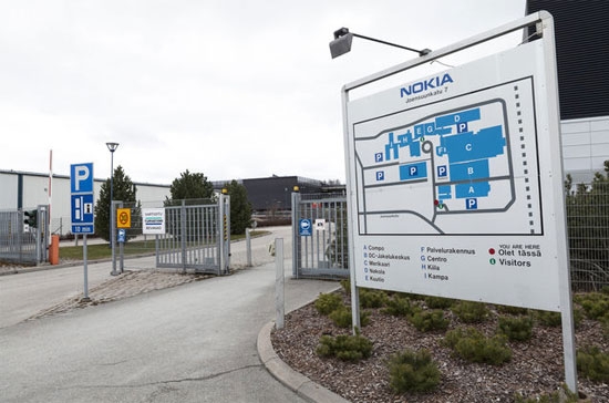 Bên ngoài một nhà máy của Nokia ở châu Âu - Ảnh: Bloomberg.