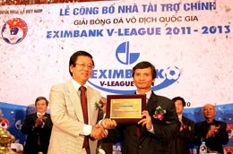 Phó chủ tịch Liên đoàn Bóng đá Việt Nam Phạm Ngọc Viễn trao chứng thư tài trợ cho Tổng giám đốc Eximbank Trương Văn Phước.