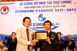 Phó chủ tịch Liên đoàn Bóng đá Việt Nam Phạm Ngọc Viễn trao chứng thư tài trợ cho Tổng giám đốc Eximbank Trương Văn Phước.