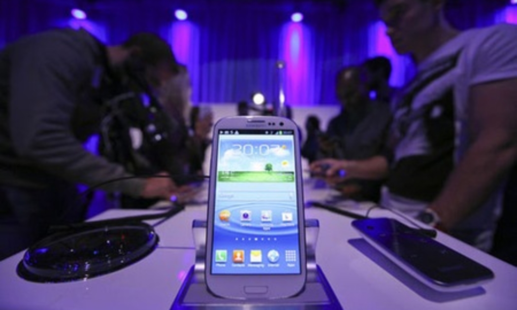 Galaxy S3 sử dụng màn hình Super AMOLED 4,8 inch, độ phân giải HD 1.280 x 720 pixel. S3 mỏng và nhẹ cân hơn so với mẫu iPhone 4S.