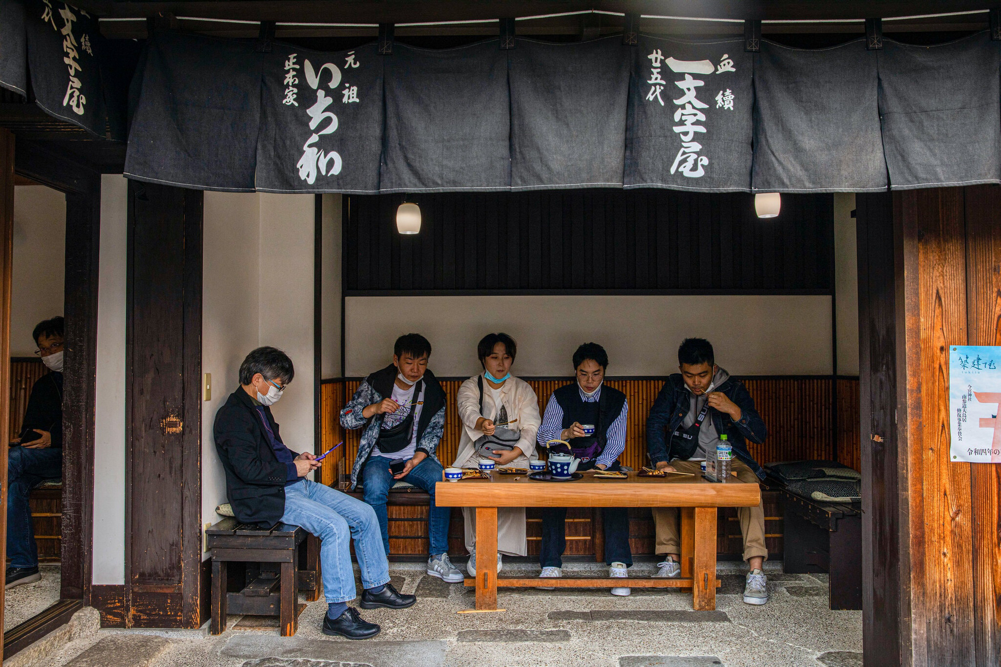 Khách hàng thưởng thức bánh mochi nướng tại cửa hàng Ichiwa - Ảnh: NYTimes