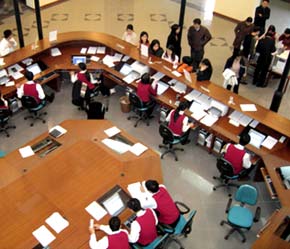 Phiên giao dịch thứ hai của tháng 4 tiếp tục chứng kiến sự giảm giá của các cổ phiếu trên hai thị trường niêm yết Hà Nội và Tp.HCM - Ảnh: Việt Tuấn.