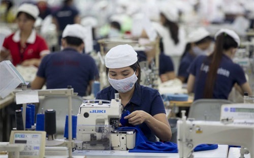 Theo phản ánh của hầu hết người lao động, trong bối cảnh mức lương vẫn khá thấp như hiện nay, việc tính cả tiền phụ cấp vào đóng bảo hiểm càng khiến tổng thu nhập hàng tháng bị giảm đáng kể.<br>